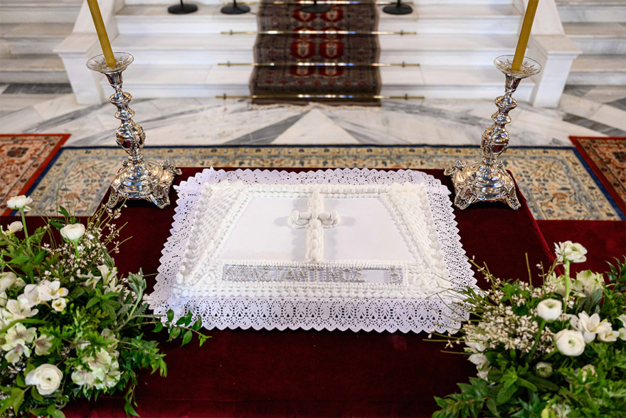 Μνημόσυνο τέως βασιλιά Κωνσταντίνου: Συγκίνηση στη Μητρόπολη - Γονάτισαν τα παιδιά του