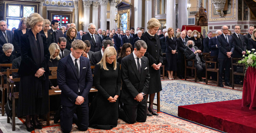 Μνημόσυνο τέως βασιλιά Κωνσταντίνου: Συγκίνηση στη Μητρόπολη - Γονάτισαν τα παιδιά του