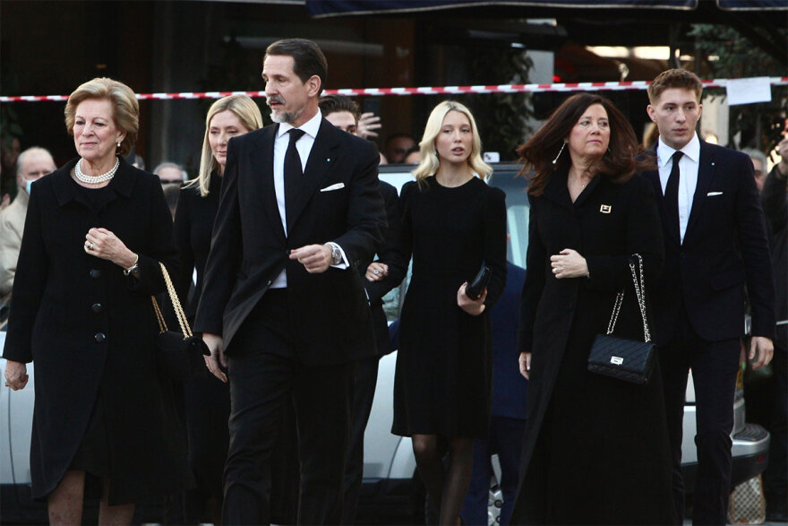 Μνημόσυνο τέως βασιλιά Κωνσταντίνου: Συγκίνηση στη Μητρόπολη - Γονάτισαν τα παιδιά του