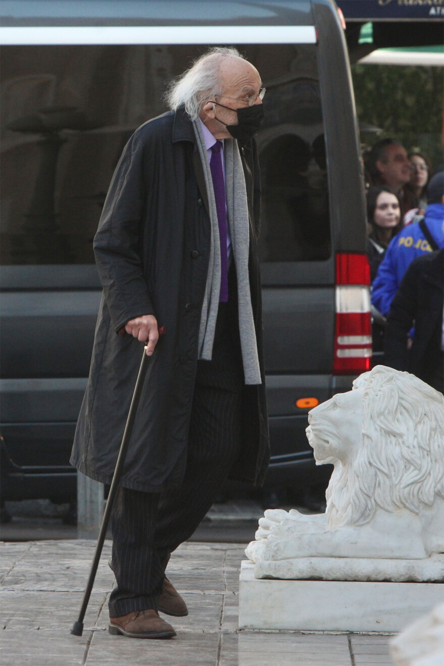 Μνημόσυνο τέως βασιλιά Κωνσταντίνου: Συγκίνηση στη Μητρόπολη - Γονάτισαν τα παιδιά του