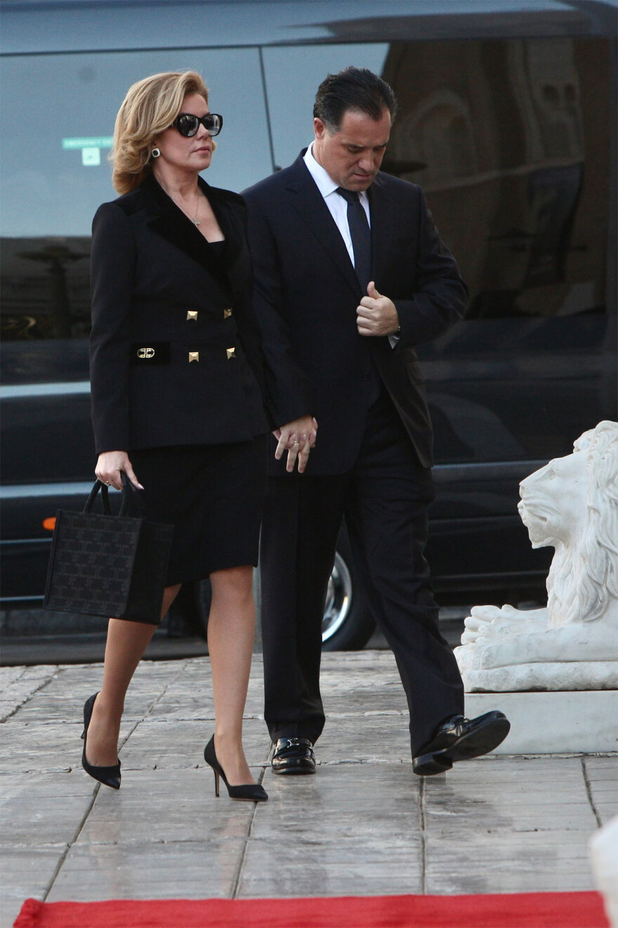 Μνημόσυνο τέως βασιλιά Κωνσταντίνου: Συγκίνηση στη Μητρόπολη - Γονάτισαν τα παιδιά του