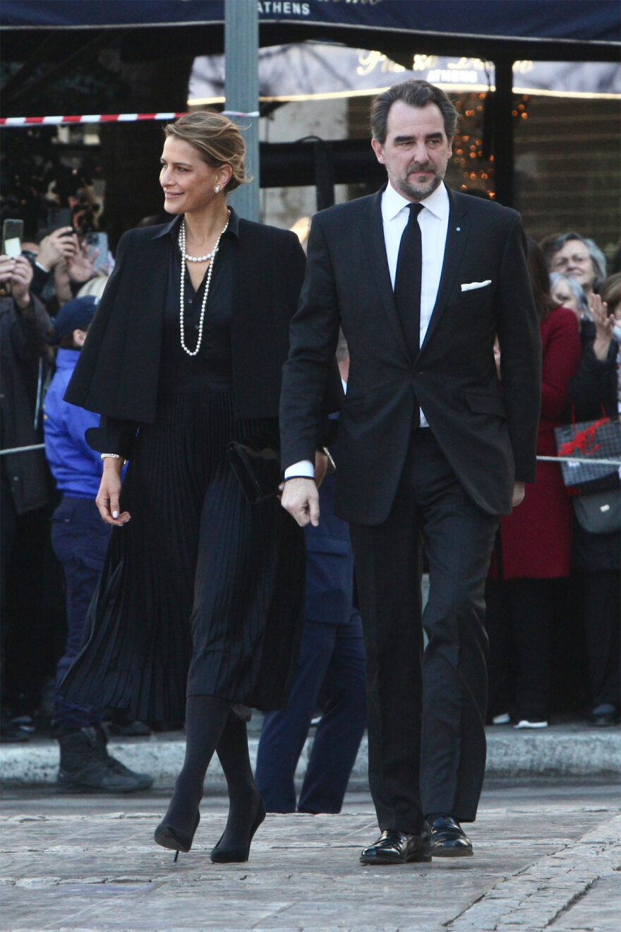 Μνημόσυνο τέως βασιλιά Κωνσταντίνου: Συγκίνηση στη Μητρόπολη - Γονάτισαν τα παιδιά του