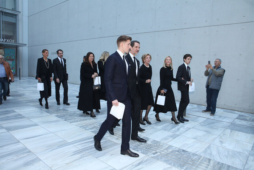 Μνημόσυνο τέως βασιλιά Κωνσταντίνου: Συγκίνηση στη Μητρόπολη - Γονάτισαν τα παιδιά του