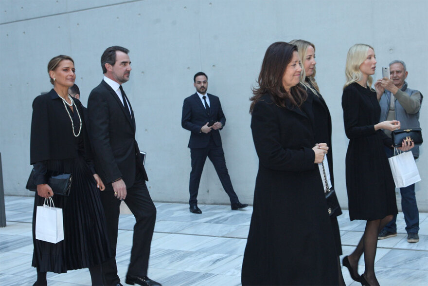 Μνημόσυνο τέως βασιλιά Κωνσταντίνου: Συγκίνηση στη Μητρόπολη - Γονάτισαν τα παιδιά του