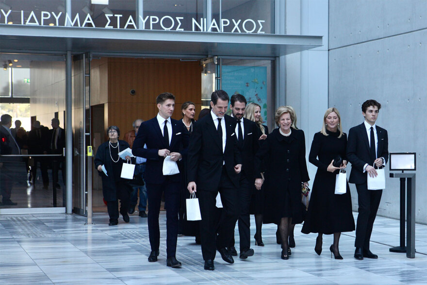 Μνημόσυνο τέως βασιλιά Κωνσταντίνου: Συγκίνηση στη Μητρόπολη - Γονάτισαν τα παιδιά του