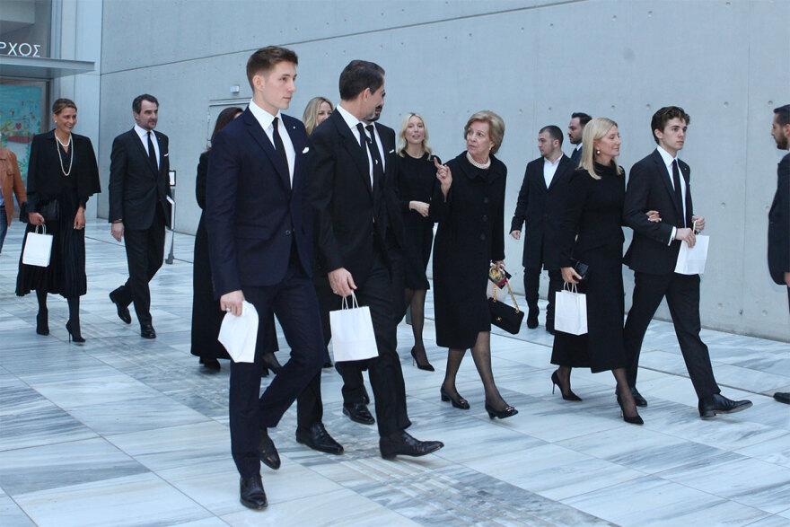 Μνημόσυνο τέως βασιλιά Κωνσταντίνου: Συγκίνηση στη Μητρόπολη - Γονάτισαν τα παιδιά του