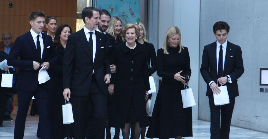 Μνημόσυνο τέως βασιλιά Κωνσταντίνου: Συγκίνηση στη Μητρόπολη - Γονάτισαν τα παιδιά του