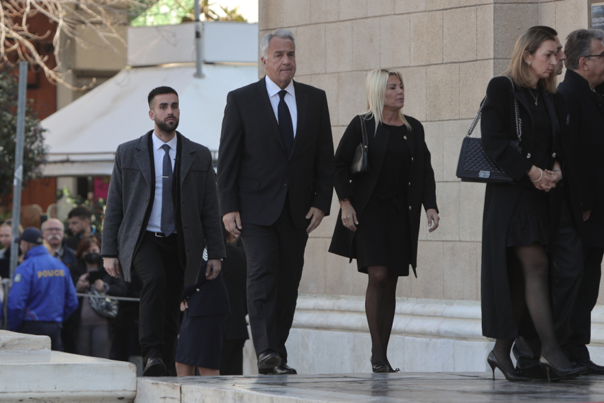 Μνημόσυνο τέως βασιλιά Κωνσταντίνου: Συγκίνηση στη Μητρόπολη - Γονάτισαν τα παιδιά του