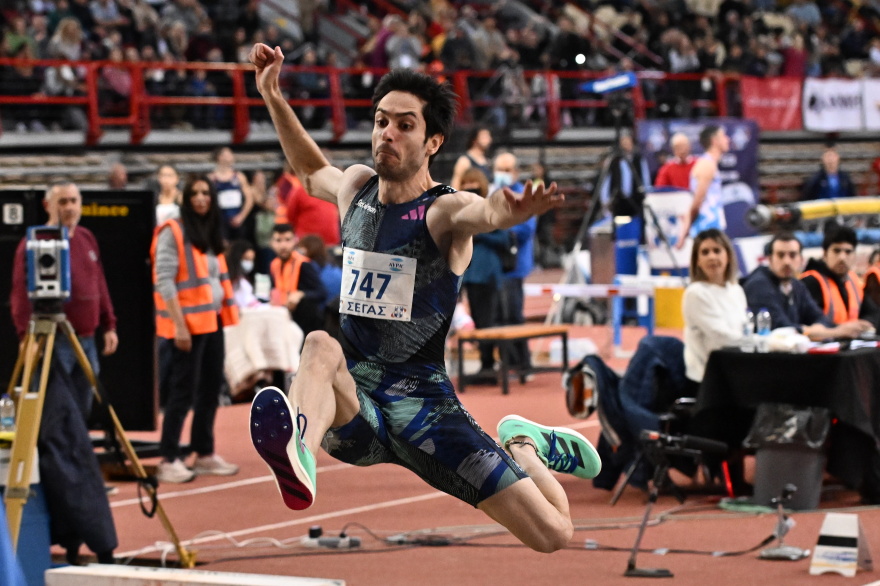 Τεντόγλου: Κέρδισε το χρυσό στο πρωτάθλημα και ζήτησε συγγνώμη γιατί πήδηξε μόνο 8,20μ 