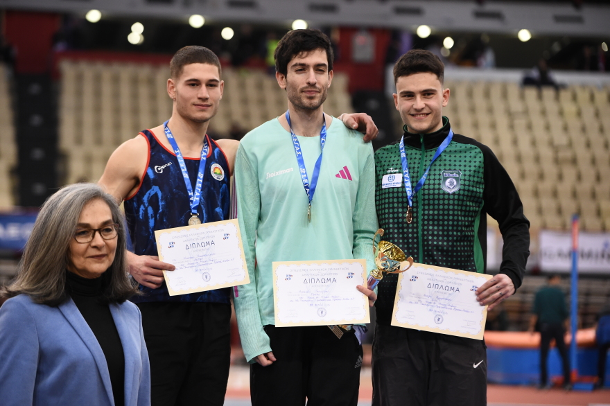 Τεντόγλου: Κέρδισε το χρυσό στο πρωτάθλημα και ζήτησε συγγνώμη γιατί πήδηξε μόνο 8,20μ 