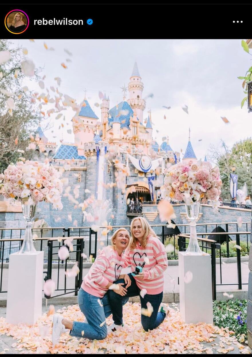 Πρόταση γάμου έκανε στη σύντροφο της η Ρέμπελ Γιούλσον - Δείτε φώτογραφίες