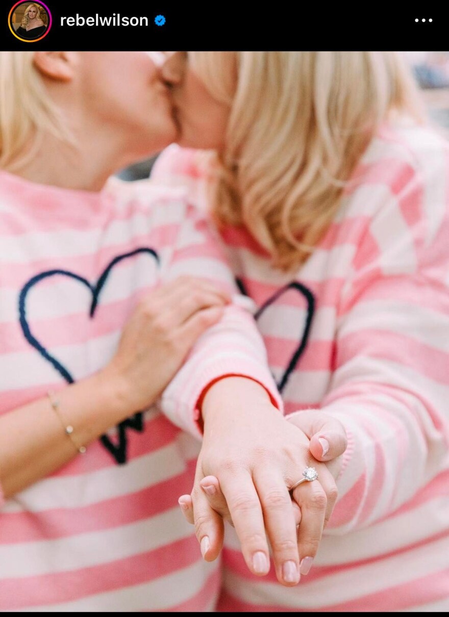 Πρόταση γάμου έκανε στη σύντροφο της η Ρέμπελ Γιούλσον - Δείτε φώτογραφίες