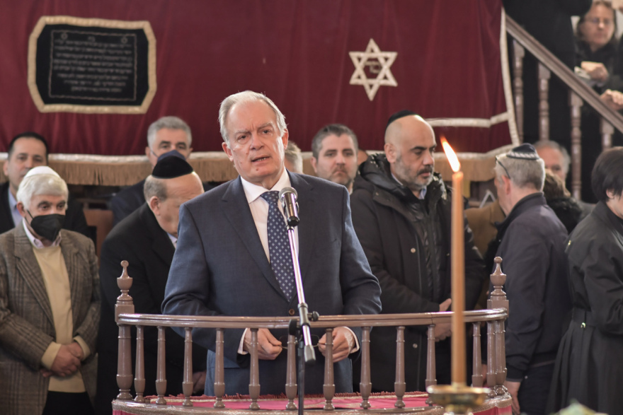 Μωυσής Ελισάφ: Πλήθος κόσμου στην κηδεία του δημάρχου Ιωαννιτών - Η τελευταία στάση έξω από το δημαρχείο Ιωαννίνων