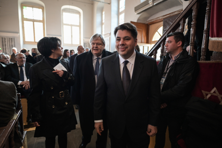 Μωυσής Ελισάφ: Πλήθος κόσμου στην κηδεία του δημάρχου Ιωαννιτών - Η τελευταία στάση έξω από το δημαρχείο Ιωαννίνων