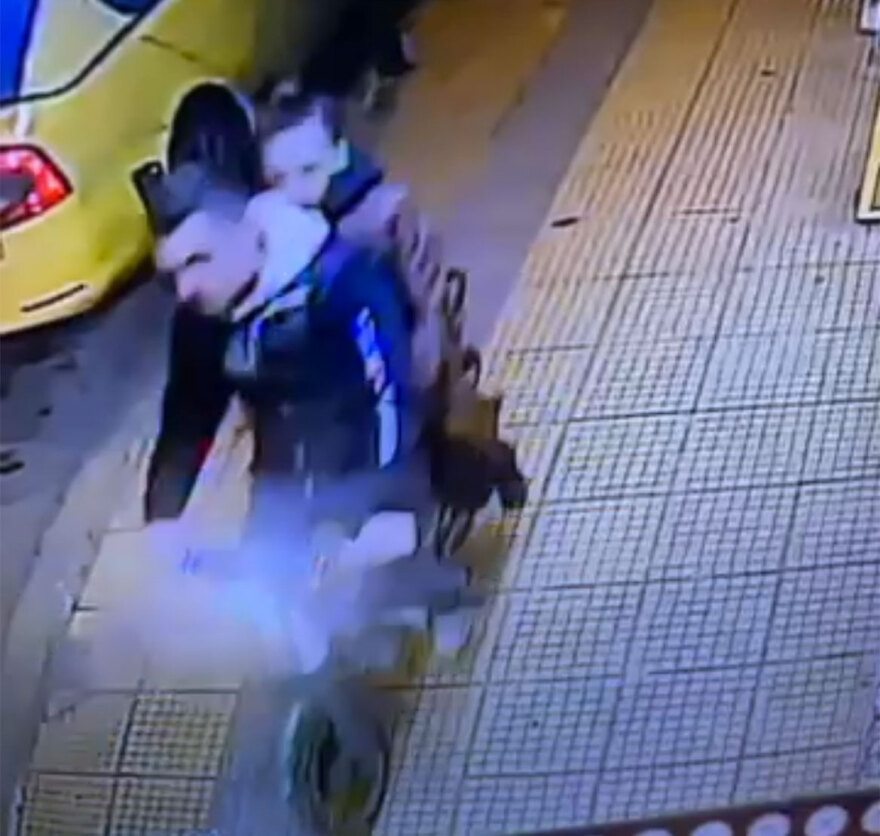 Αθήνα: 41χρονος άρπαζε κινητά από ανυποψίαστα θύματα στο κέντρο της πόλης - Δείτε βίντεο