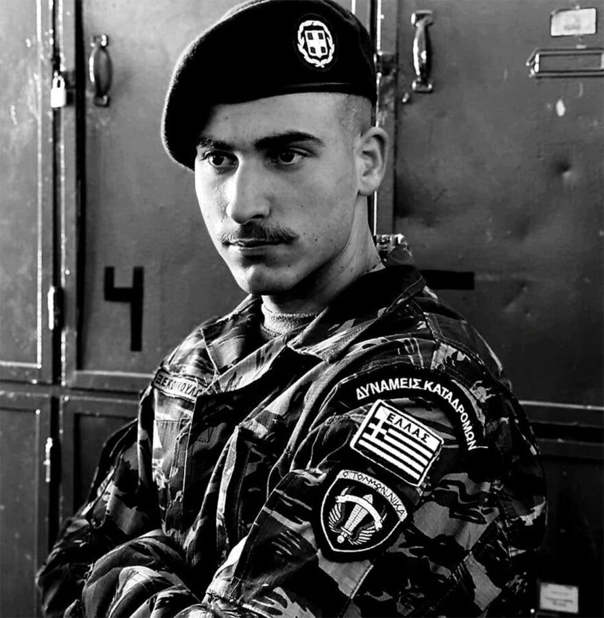 Χανιά: «Εμείς πάντα θα είμαστε μαζί γιε μου» - Ο θρήνος του πατέρα του στρατιώτη που σκοτώθηκε σε τροχαίο