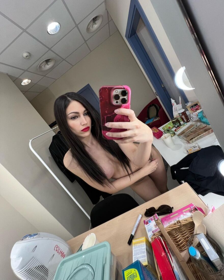 Ούρσουλα Κορμπερό: Ποζάρει ολόγυμνη μπροστά στον καθρέφτη της - Δείτε φωτογραφία