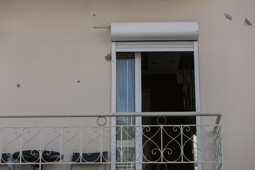 Πυροβολισμοί στην Αγία Βαρβάρα: «Σφαίρα καρφώθηκε δίπλα σε μητέρα που τάιζε το μωρό της», δηλώνει μάρτυρας