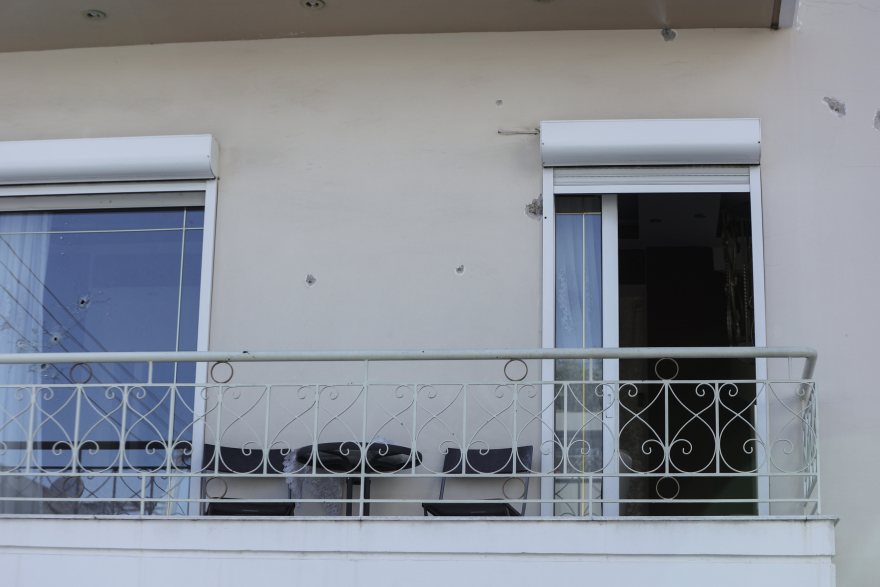 Πυροβολισμοί στην Αγία Βαρβάρα: «Σφαίρα καρφώθηκε δίπλα σε μητέρα που τάιζε το μωρό της», δηλώνει μάρτυρας