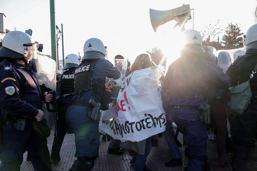 Εκπαιδευτικοί: Χημικά έπεσαν στη συγκέντρωση διαμαρτυρίας έξω από το Μέγαρο Μουσικής 