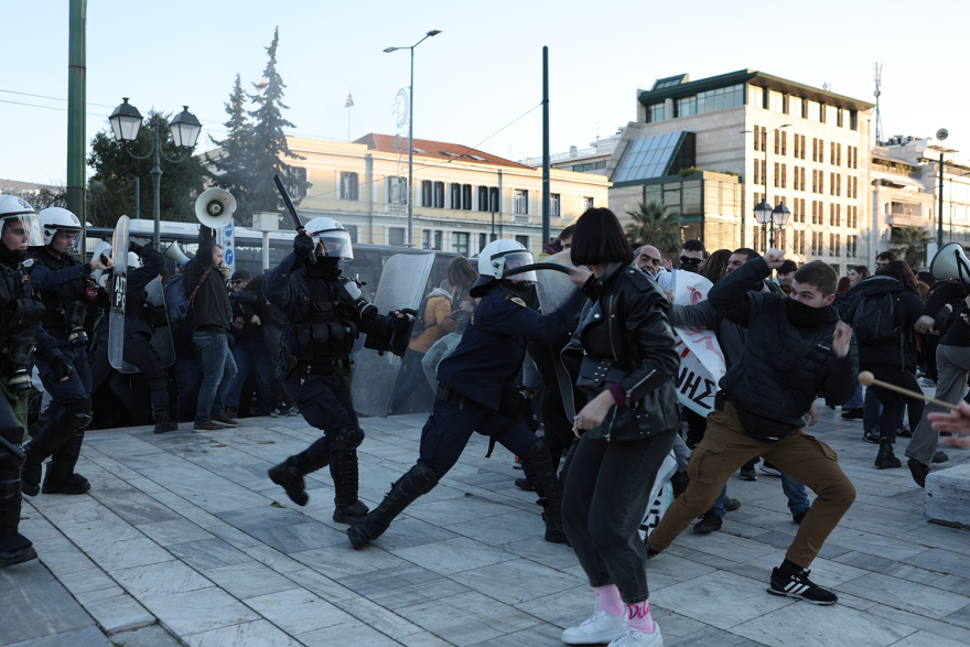 Εκπαιδευτικοί: Χημικά έπεσαν στη συγκέντρωση διαμαρτυρίας έξω από το Μέγαρο Μουσικής 