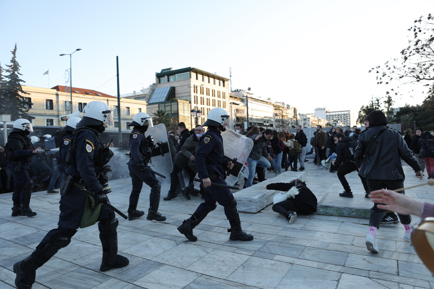 Εκπαιδευτικοί: Χημικά έπεσαν στη συγκέντρωση διαμαρτυρίας έξω από το Μέγαρο Μουσικής 
