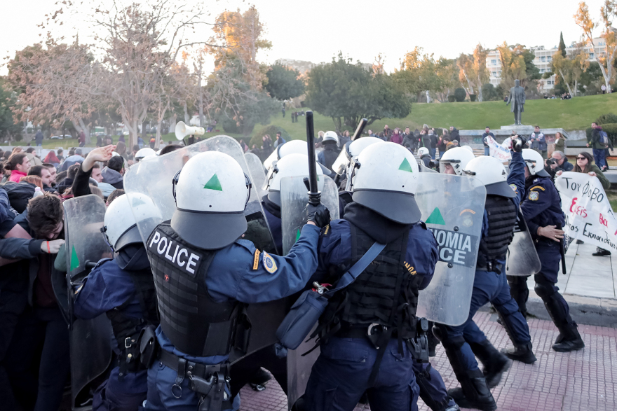 Εκπαιδευτικοί: Χημικά έπεσαν στη συγκέντρωση διαμαρτυρίας έξω από το Μέγαρο Μουσικής 