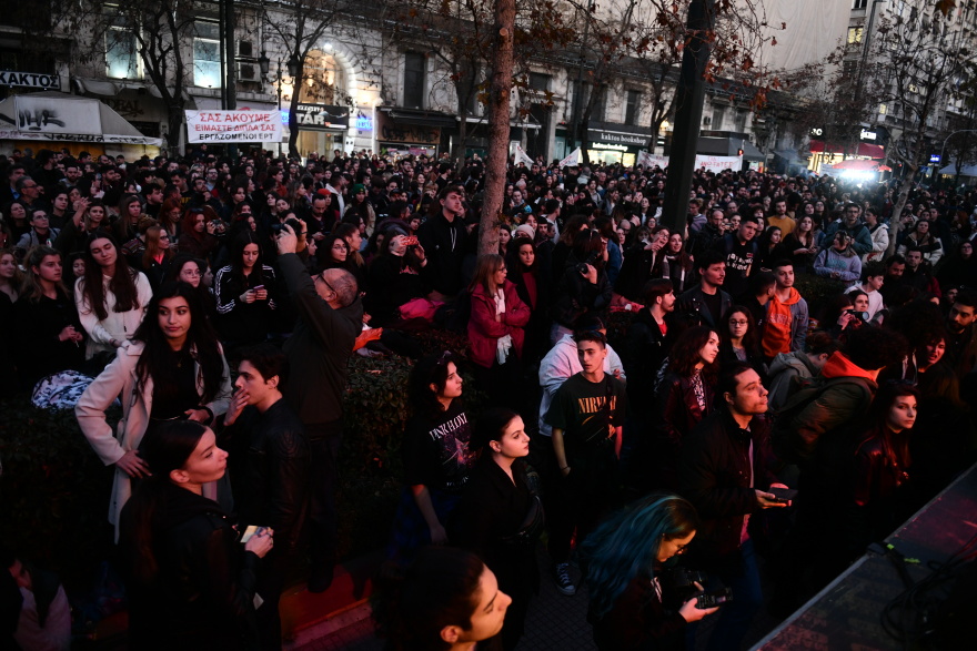 Συναυλία υπέρ των καλλιτεχνών με Νταλάρα και άλλους 70 τραγουδιστές - Δείτε φωτογραφίες