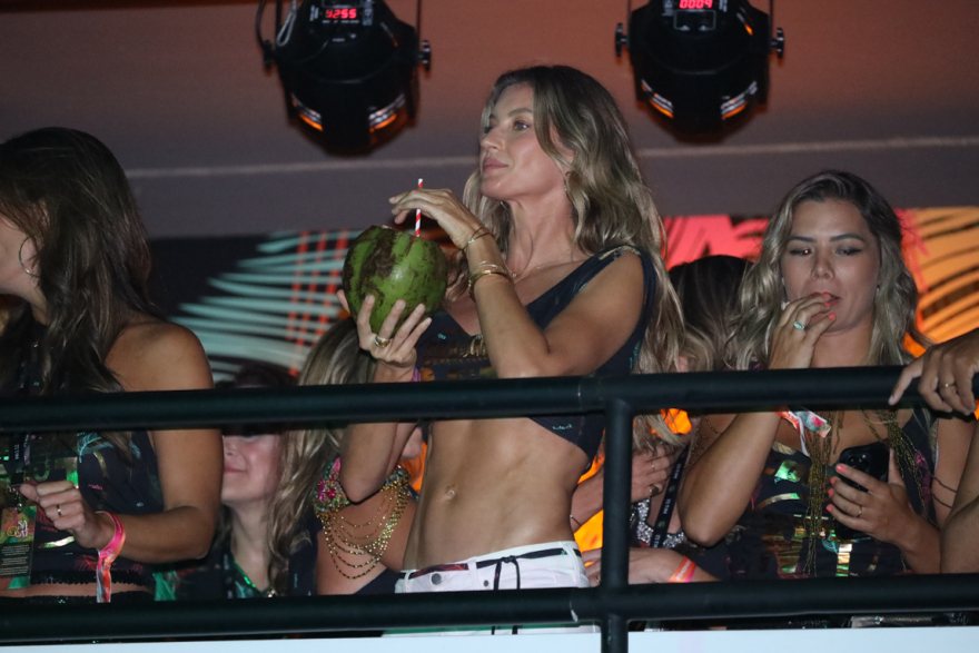 Ζιζέλ: Την πλήρωσαν 2 εκατ. δολάρια στο καρναβάλι του Ρίο για να φορέσει απλά... ένα μπλουζάκι!