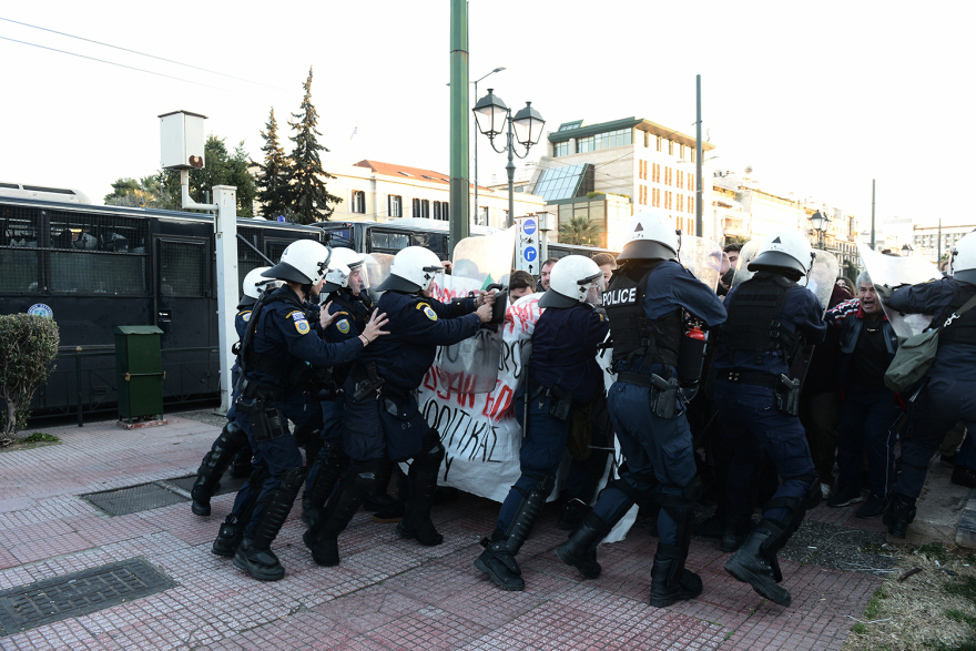 Εκπαιδευτικοί: Χημικά έπεσαν στη συγκέντρωση διαμαρτυρίας έξω από το Μέγαρο Μουσικής 