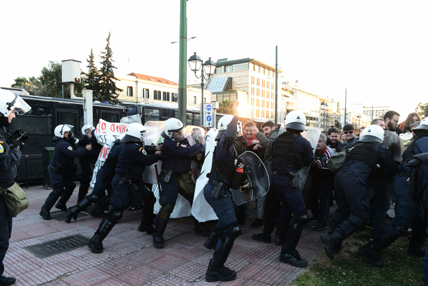 Εκπαιδευτικοί: Χημικά έπεσαν στη συγκέντρωση διαμαρτυρίας έξω από το Μέγαρο Μουσικής 