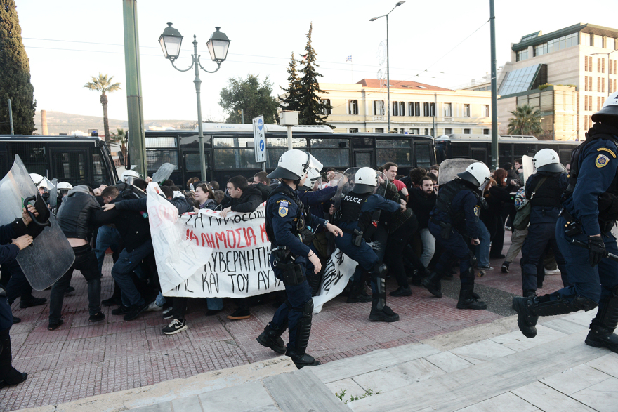 Εκπαιδευτικοί: Χημικά έπεσαν στη συγκέντρωση διαμαρτυρίας έξω από το Μέγαρο Μουσικής 
