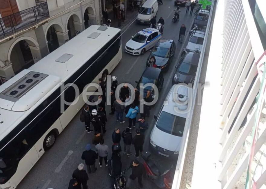 Πάτρα: Χτυπούσε τη σύντροφό του στη μέση του δρόμου - Του επιτέθηκαν οι περαστικοί