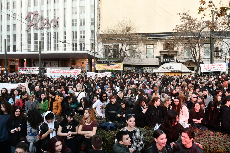 Συναυλία υπέρ των καλλιτεχνών με Νταλάρα και άλλους 70 τραγουδιστές - Δείτε φωτογραφίες