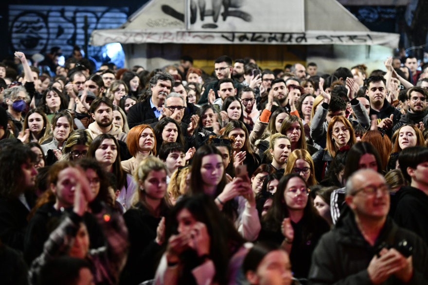 Συναυλία υπέρ των καλλιτεχνών με Νταλάρα και άλλους 70 τραγουδιστές - Δείτε φωτογραφίες