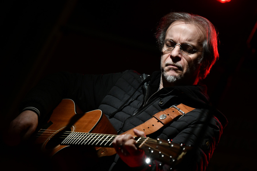 Συναυλία υπέρ των καλλιτεχνών με Νταλάρα και άλλους 70 τραγουδιστές - Δείτε φωτογραφίες