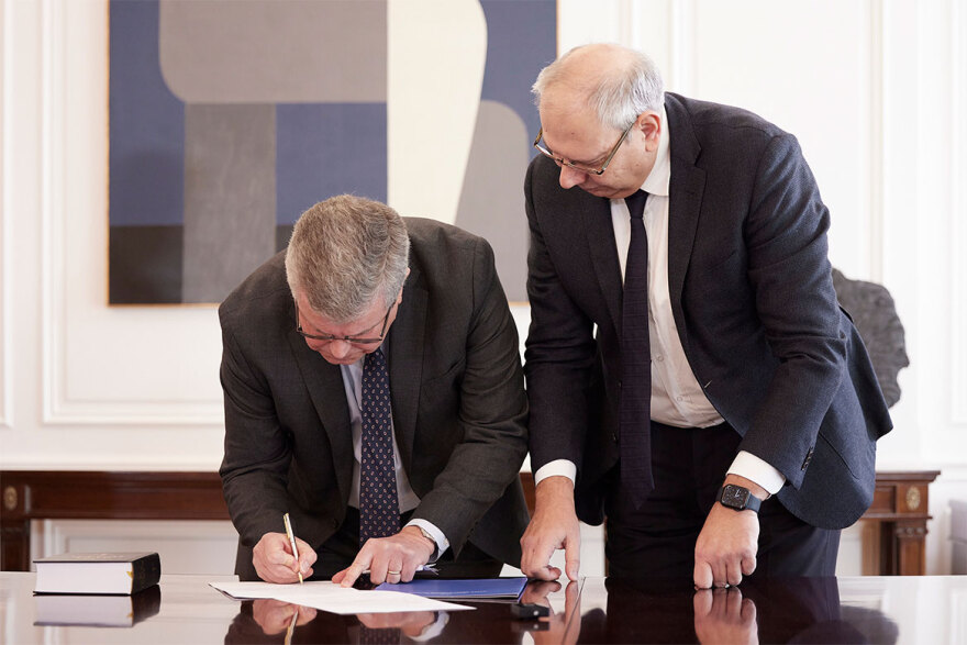 Η ελληνική ιθαγένεια στον καθηγητή Kevin Featherstone - Ειδική τελετή στο Μέγαρο Μαξίμου