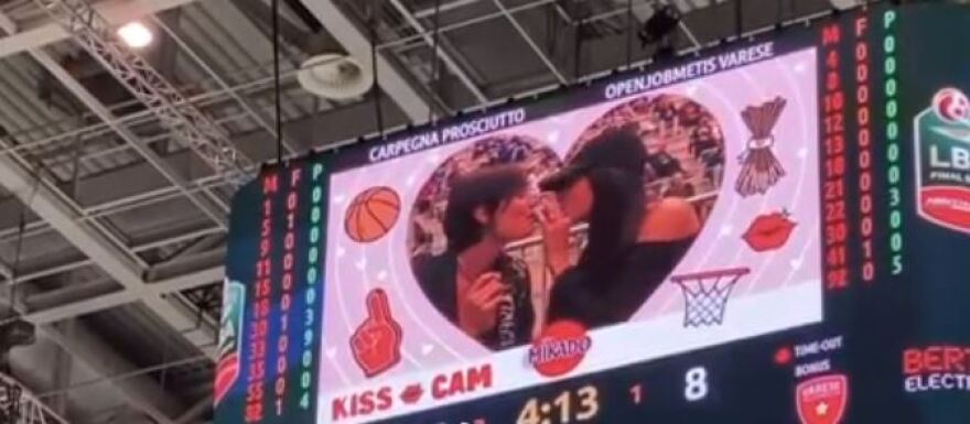Ινκαρντόνα - Ακάρντι: Οι «καυτές» Ιταλίδες φιλήθηκαν ξανά στο στόμα μετά τον αγώνα μπάσκετ 