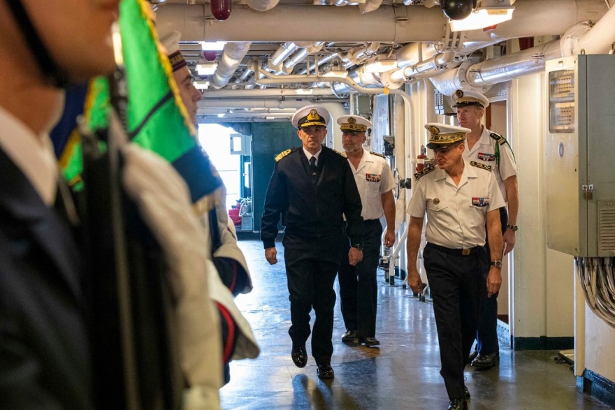 Στο γαλλικό αεροπλανοφόρο Σαρλ ντε Γκωλ η ηγεσία του Πολεμικού Ναυτικού – Δείτε φωτογραφίες