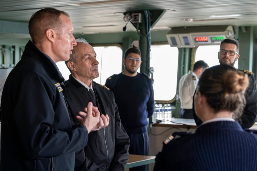 Στο γαλλικό αεροπλανοφόρο Σαρλ ντε Γκωλ η ηγεσία του Πολεμικού Ναυτικού – Δείτε φωτογραφίες