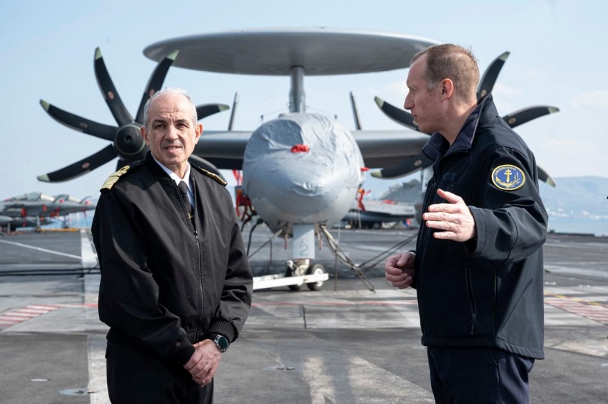 Στο γαλλικό αεροπλανοφόρο Σαρλ ντε Γκωλ η ηγεσία του Πολεμικού Ναυτικού – Δείτε φωτογραφίες