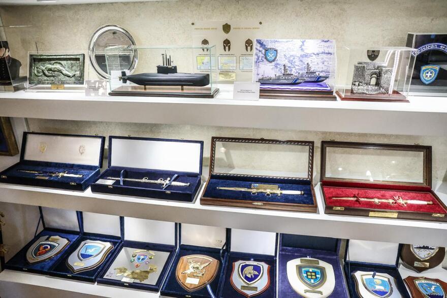 Κατερίνα Σακελλαροπούλου: Περιήγηση στην έκθεση με τα προεδρικά δώρα - Φωτογραφίες