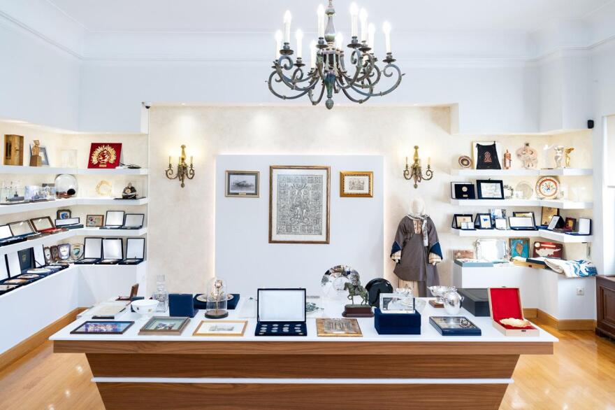 Κατερίνα Σακελλαροπούλου: Περιήγηση στην έκθεση με τα προεδρικά δώρα - Φωτογραφίες