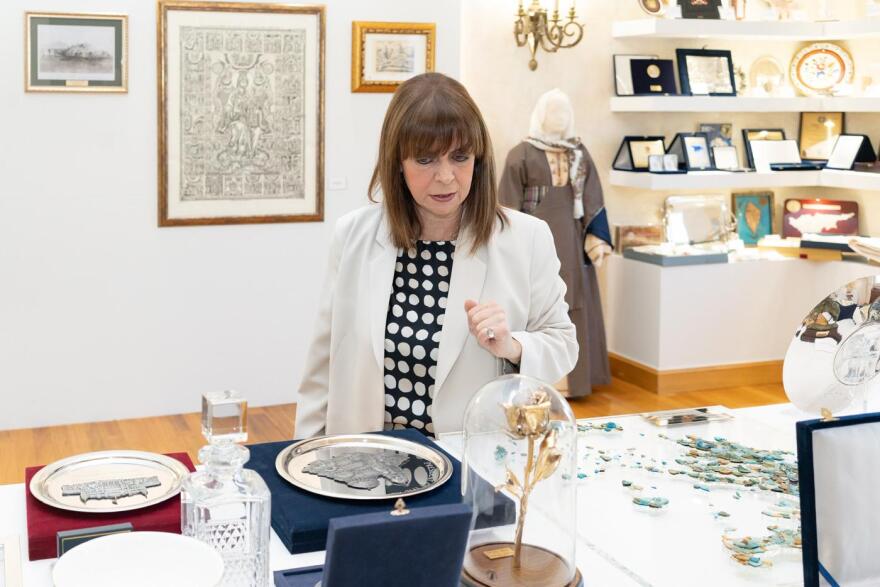 Κατερίνα Σακελλαροπούλου: Περιήγηση στην έκθεση με τα προεδρικά δώρα - Φωτογραφίες