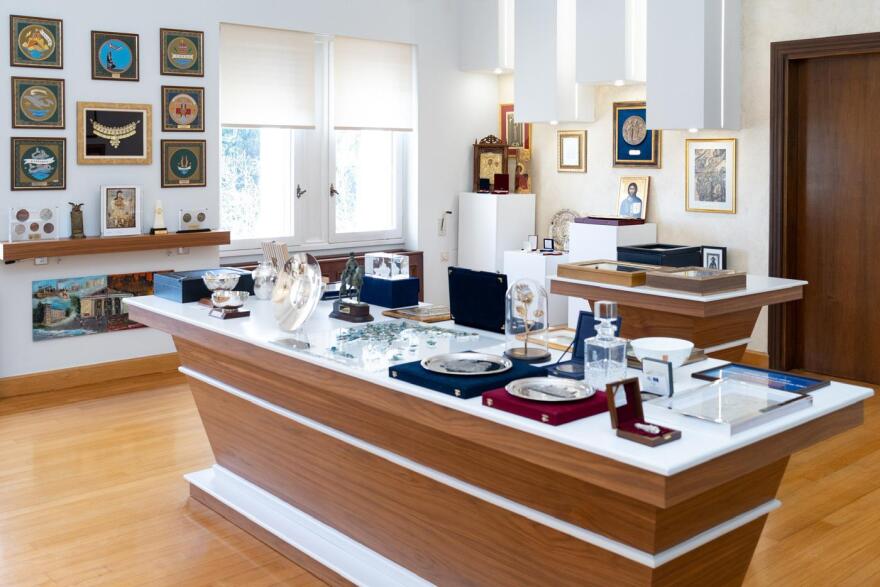 Κατερίνα Σακελλαροπούλου: Περιήγηση στην έκθεση με τα προεδρικά δώρα - Φωτογραφίες