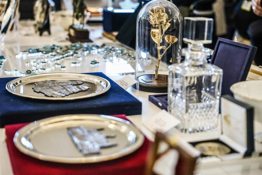 Κατερίνα Σακελλαροπούλου: Περιήγηση στην έκθεση με τα προεδρικά δώρα - Φωτογραφίες