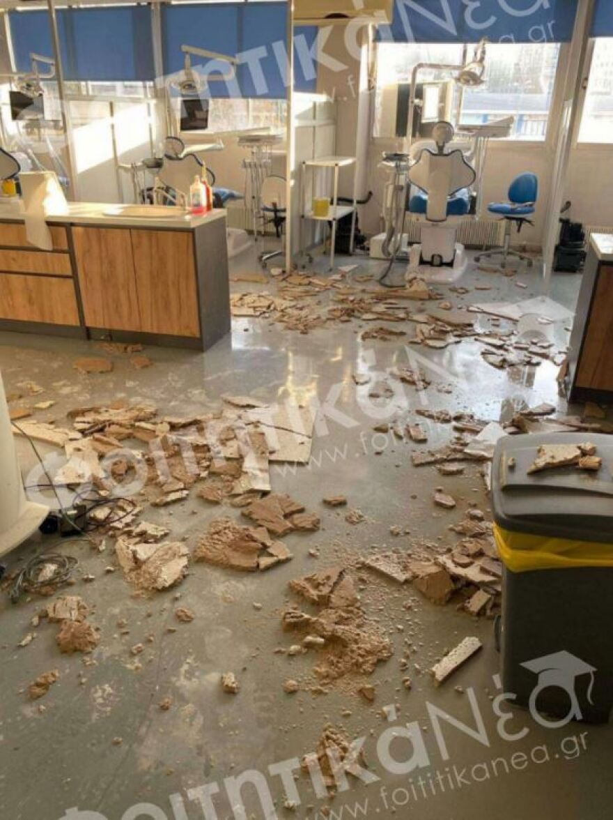 ΑΠΘ: Κατέρρευσε οροφή στην Οδοντιατρική - «Καλοριφέρ υπέστη διαρροή» λέει ο πρύτανης (φωτογραφίες)
