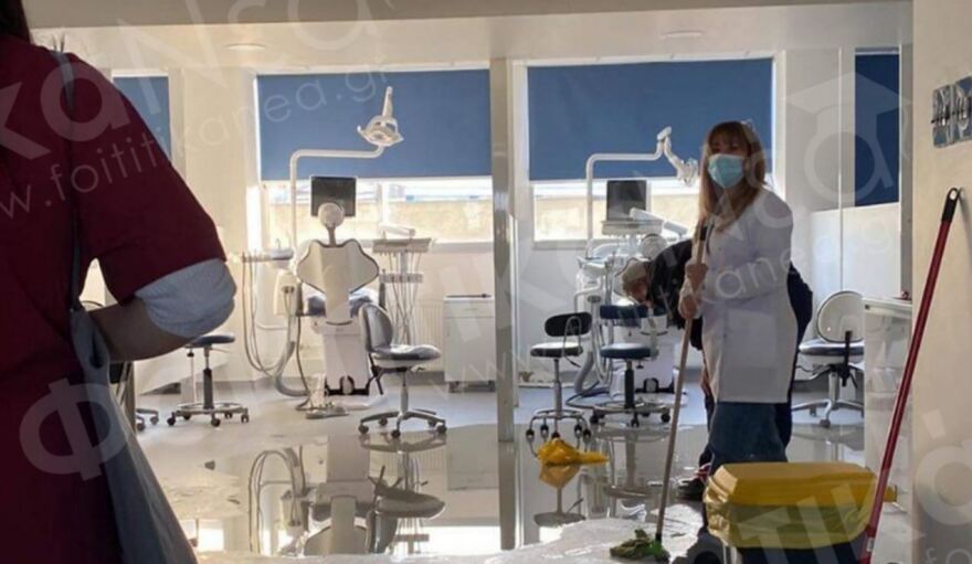 ΑΠΘ: Κατέρρευσε οροφή στην Οδοντιατρική - «Καλοριφέρ υπέστη διαρροή» λέει ο πρύτανης (φωτογραφίες)