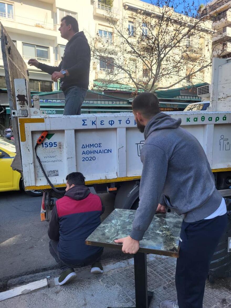 Δήμος Αθηναίων: Απομακρύνει τραπεζοκαθίσματα για περισσότερο ελεύθερο χώρο στους πεζούς - Δείτε φωτογραφίες