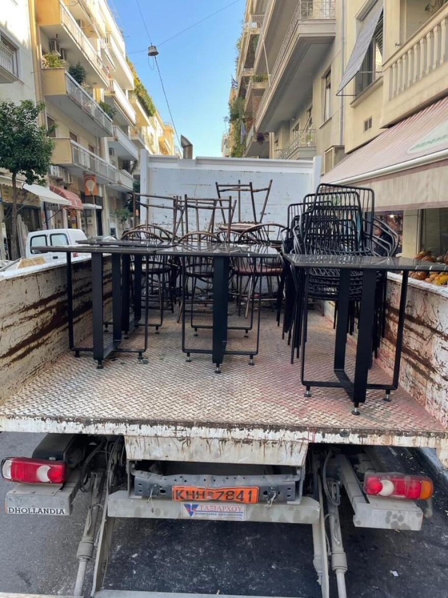 Δήμος Αθηναίων: Απομακρύνει τραπεζοκαθίσματα για περισσότερο ελεύθερο χώρο στους πεζούς - Δείτε φωτογραφίες